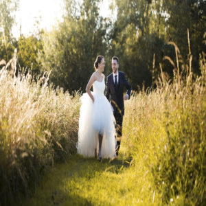 couple heureux dans champs