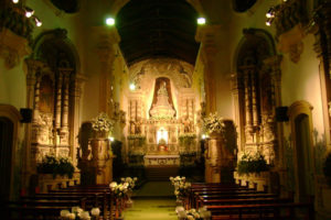 photo d'une église décorée pour un mariage portugais