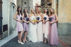 tenues invités mariage thème